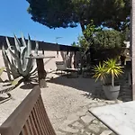 Maison 3 Privees בית אירוח *